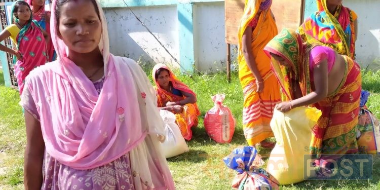 लकडाउनबाट प्रभावित गर्भवती महिलालाई समाज सेवी महेश र संगीताले दियो राहत