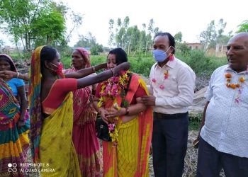 राहत अभियानता चौधरी लकडाउन प्रभावित बिपन परिवारको अभिभावकको जिम्मेवारी निर्वाह गर्दै