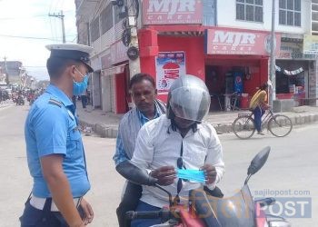 जनकपुरमा ट्राफिक प्रहरीद्वारा कोरोनाबाट जोगिन मास्क वितरण