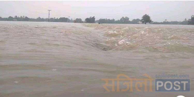 खाँडो खोलामा आएको बाढीले पचास घर डुवानमा, एक व्यक्तिको शव फेला.