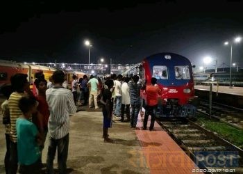 जयनगर-जनकपुर चल्ने ट्रेन सेट जयनगर आइपुग्यो,ट्रेन हेर्न स्थानीयको भिड(हेर्नुहोस तस्वीर)