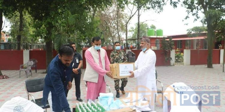 हेल्पीङ्ग हैण्ड्सद्वारा स्वास्थ्य सामग्री हस्तान्तरण