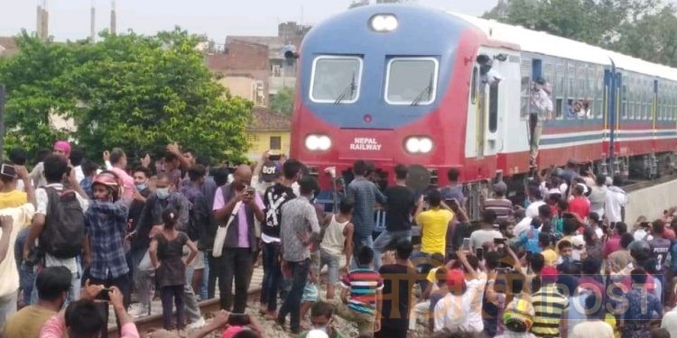 Breaking-नेपाली रेल जनकपुर आइपुग्यो,रेल हेर्न उर्लियो सर्वसधारणको भिड