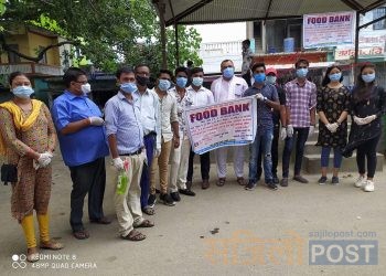 वडा अध्यक्ष गुप्ता र परोपकार युवा कलवको संयुक्त आयोजनामा लहानका विपन्न परीवारलाई खाना     (फोटो फिचर)