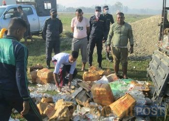 महोत्तरी प्रहरीद्वारा विभिन्न ब्राण्डका ४५७५ लिटर मदिरा नष्ट