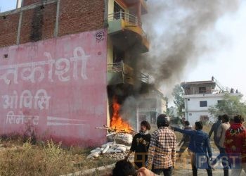 महोत्तरीको बर्दिबासमा हत्या भएकी बालिकाको शवलाई पोस्टमार्टमका लागि जनकपुर लगियो