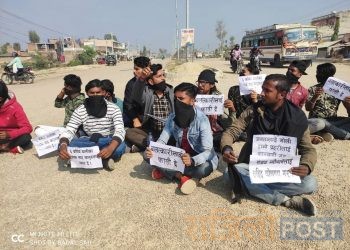 महोत्तरीको बर्दिवासमा ६ वर्षीया बालिका हत्याको विषयलाई लिएर जलेश्वरमा युवाहरुद्वारा मुखमा कालोपट्टी बाँधेर प्रदर्शन