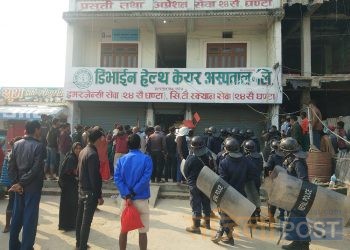 सिरहाको लहान स्थित डिभाइन अस्पतालमा चिकित्सकको लापरवाहीले सुत्केरीको मृत्यु भएको भन्दै अस्पतालमा तोडफोड