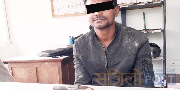 सिरहामा छठ घाटबाटै पेस्तोलसहित एक युवक पक्राउ