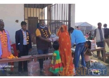 सप्तरीको हनुमाननगर कंकालनि नगरपालिकाको नगर प्रमुख द्वारा नि: शुल्क ग्यास र चुलाेसेट वितरण