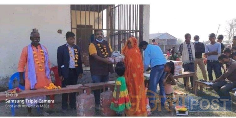 सप्तरीको हनुमाननगर कंकालनि नगरपालिकाको नगर प्रमुख द्वारा नि: शुल्क ग्यास र चुलाेसेट वितरण