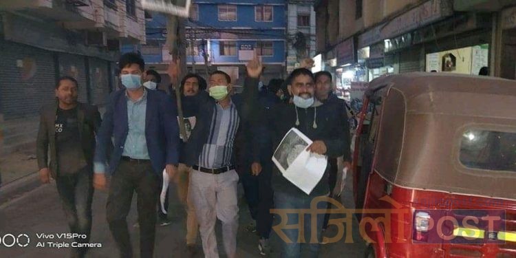 संसद विघटन विरुद्धमा बिराटनगरको ठाउँठाउँमा प्रदर्शन, प्रधानमन्त्री ओलीको पुत्ला जलाइयो