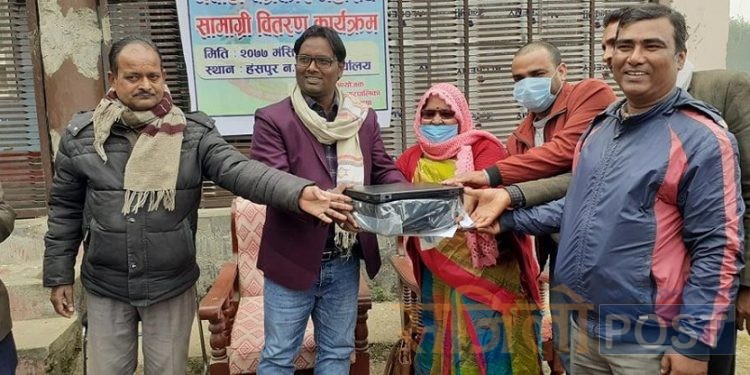 नेपाल पत्रकार महासंघ धनुषा शाखालाई  ४ लाख मुल्य बरारबरका विभिन्न सामग्रीहरु प्रदान