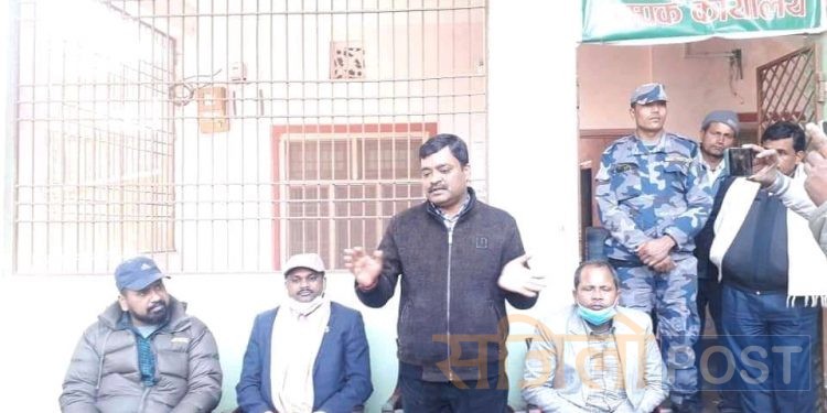 सप्तरीमा चट्याङ्ग लागेर ज्यान गुमाएका चार परिवारलाई प्रदेश सरकारको तर्फबाट जनही एक लाख रुपैयाँको चेक हस्तान्तरण