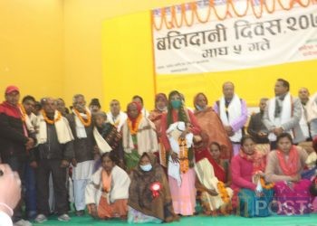 प्रदेश २ : बलिदानी दिवसमा ६० जना सहिद परिवारलाई सरकारले दोसल्ला र जनही २५ हजार नगद सहित सम्मान