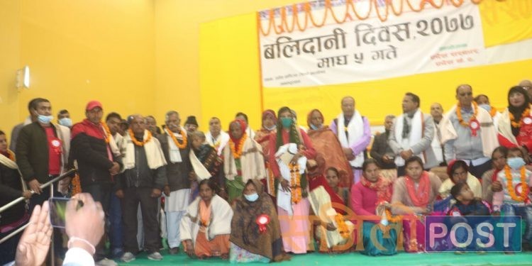 प्रदेश २ : बलिदानी दिवसमा ६० जना सहिद परिवारलाई सरकारले दोसल्ला र जनही २५ हजार नगद सहित सम्मान