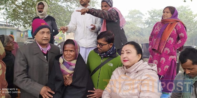 सिरहाको लहानमा चिसो छलन बिपन्न बस्तीमा नेता चौधरी र कर्माचार्यद्वारा कम्बल वितरण