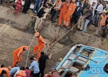 भारत बस दुर्घटना हुँदा ४२ जनाको ज्यान गयो,अझै पनि उद्धार कार्य जारी