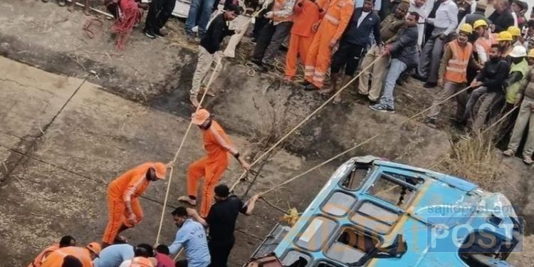 भारत बस दुर्घटना हुँदा ४२ जनाको ज्यान गयो,अझै पनि उद्धार कार्य जारी