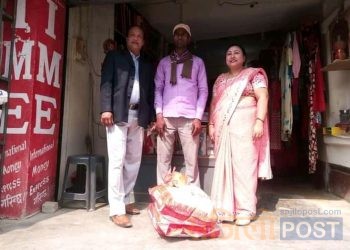 गोलबजारका ग्रसित रोगी परिबार लाई काङ्ग्रेस नेता चौधरी र कार्माचार्य को सहयोग