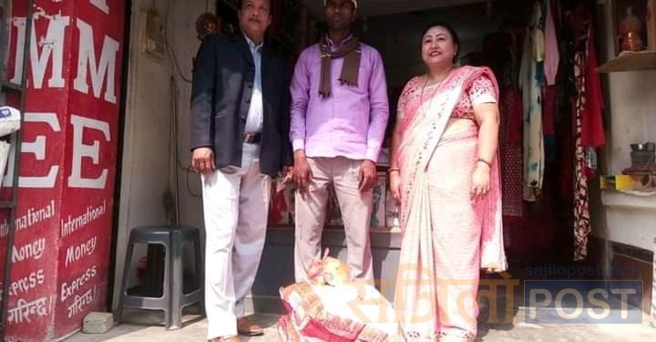 गोलबजारका ग्रसित रोगी परिबार लाई काङ्ग्रेस नेता चौधरी र कार्माचार्य को सहयोग