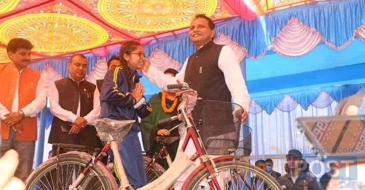 नारी दिवसको अवसरमा प्रदेश २ सरकारद्वारा धनुषाका १५ सय २० छात्रालाई साइकल वितरण (फोटो फिचर)