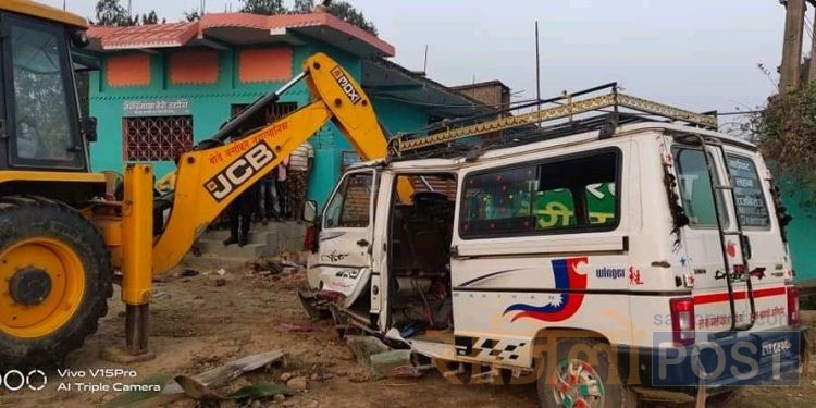 सप्तरीको बोदे बर्साईन नगरपालिकामा तिव्र गतिमा रहेको विङ्गर गाडी अन्यत्रित भई दुर्घटना हुँदा दर्जनौं घाइते