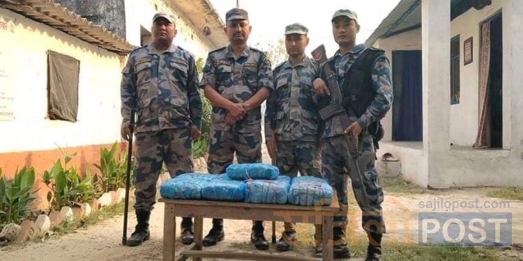 सशस्त्र बिओपी रामनगरको प्रमुख प्र.नि.खड्काको कमान्डमा खटिएका प्रहरी द्वारा सीमाबाट बरामद गर्‍यो १८ किलो गाँजा