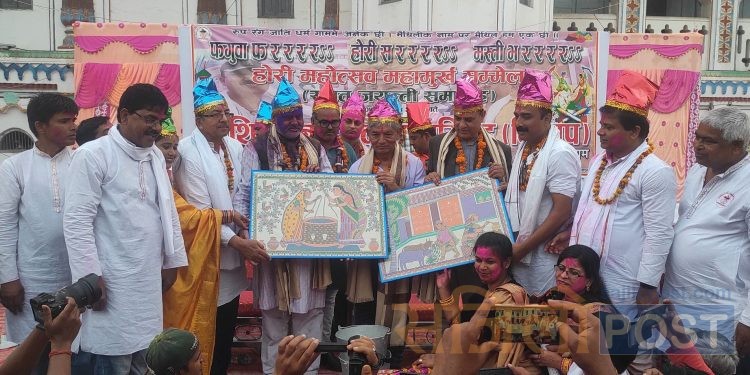 महामूर्ख सम्मेलन : यसवर्षको महामूर्खको उपाधि मदन कृष्ण श्रेष्ठ र हरिवंश आचार्य(महजोडी) लाई(फोटो फिचर )