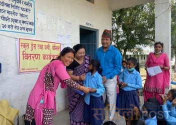 मस जोडी द्धारा स्कुल बालबालिकाहरुलाई पोसाक सहयोग