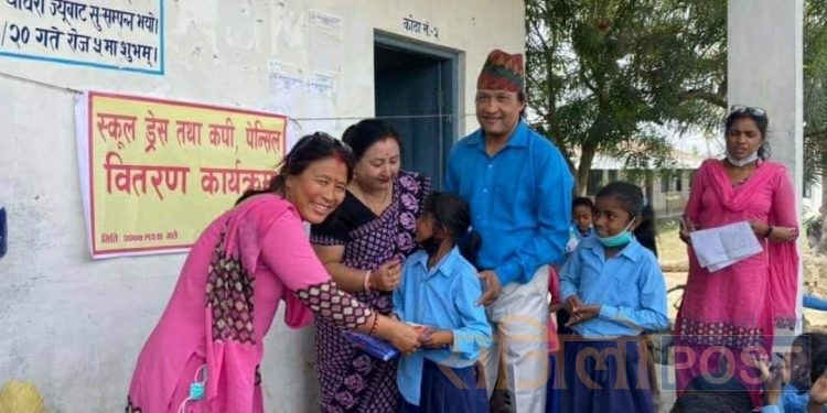 मस जोडी द्धारा स्कुल बालबालिकाहरुलाई पोसाक सहयोग