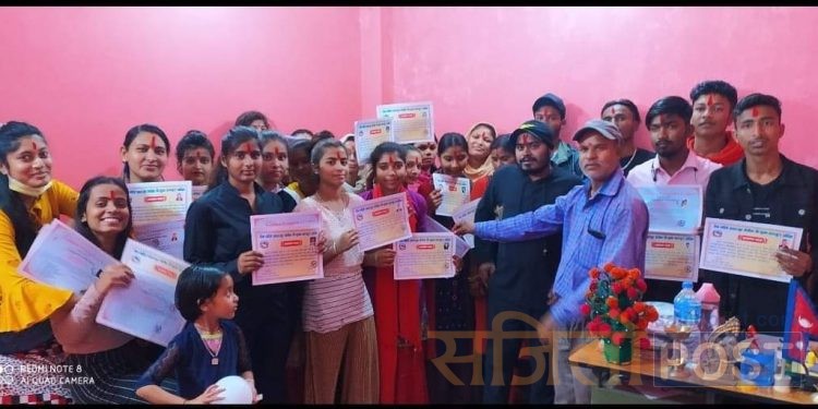 सिरहाको लहान नगर पालिका –८ मा  तीन महिने नि:शुल्क कम्प्यूटरको तालिम पाएपछि बिधार्थीहरु हर्सित