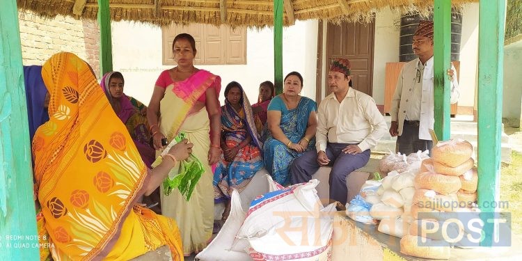 समाज सेवी महेश र संगिता द्धारा गर्भवती महिला लाई पौष्टिक सामाग्री वितरण