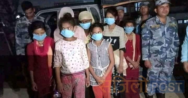 भारतको सीतामढीमा भेटिएका महोत्तरी धर्मपुरका सातजना किशोरीलाई परिवारको जिम्मा लगाइयो