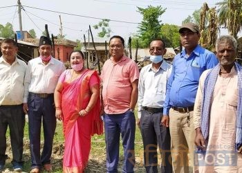 सिरहाको लक्ष्मीपुरपतारी गाउँपालिका २ को पर्सामा नेता चौधरी र कर्माचार्यले गरे अग्नि पीडित लाई राहत सहयोग