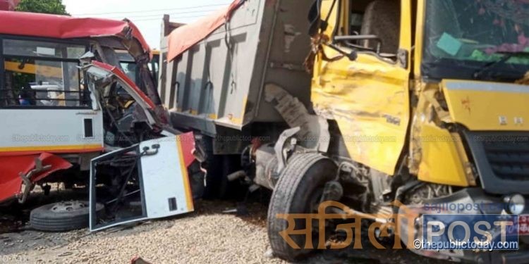 धनुषामा टिपर र बस एक आपसमा ठोक्किदा १७ जना घाइते