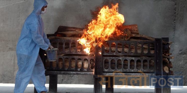 भारत : सरकारी आँकडाले होइन, जलिरहेको चिताले बताउँछ– कति भयावह छ कोरोना कहर