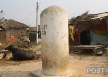 सिरहाको लगडी–गदियानीको दशगजामा बसोबास गर्ने भारतीय परिवारको आँगनमै छ सीमास्तम्भ
