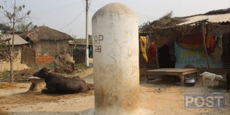सिरहाको लगडी–गदियानीको दशगजामा बसोबास गर्ने भारतीय परिवारको आँगनमै छ सीमास्तम्भ