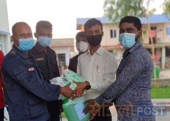 ग्लोबल आइएमई लघुवित्त शाखा कार्यालय बोदे बर्साईनद्धारा प्रहरीलाई सेनिटाईजर र मास्क सहयोग