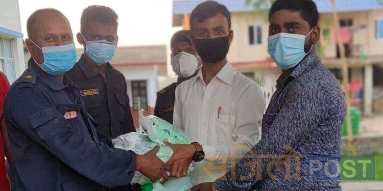 ग्लोबल आइएमई लघुवित्त शाखा कार्यालय बोदे बर्साईनद्धारा प्रहरीलाई सेनिटाईजर र मास्क सहयोग