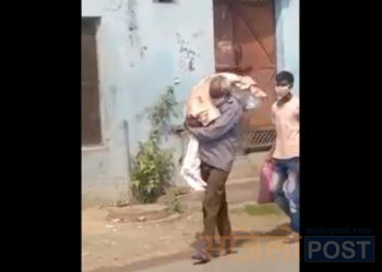 दैवले दिएको दुःख : काँधमा छोरीको शव बोकेर चिहान खोज्दै बाबु