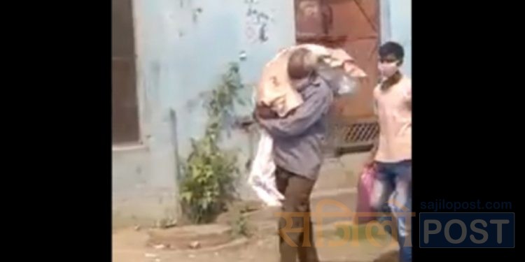 दैवले दिएको दुःख : काँधमा छोरीको शव बोकेर चिहान खोज्दै बाबु