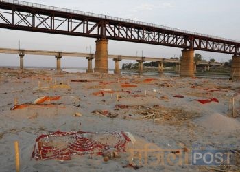 कोरोना महामारीबीच गङ्गा नदी किनारामा शवको थुप्रो