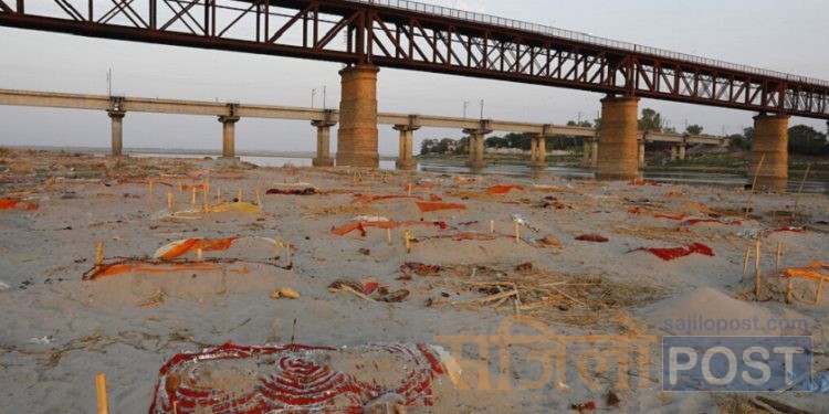 कोरोना महामारीबीच गङ्गा नदी किनारामा शवको थुप्रो