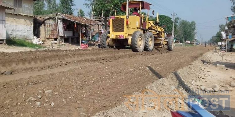 हुलाकी सडक अन्तर्गत सर्लाहीको मलंगवा-संग्रामपुर सडक खण्डमा निर्माणकार्य सुरु, लकडाउनको मौका छोपी युद्धस्तरमा सडक सम्याउने काम चल्दै