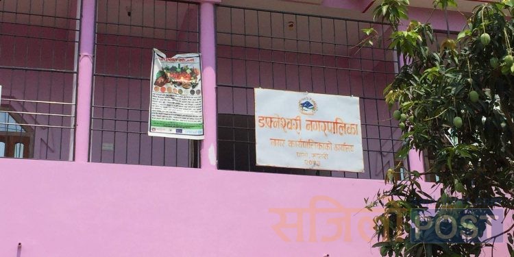 सप्तरीको डाक्नेश्वरी नगरपालिकाका कर्मचारी कार्यालयमै कुटिए, कामकाज ठप्प
