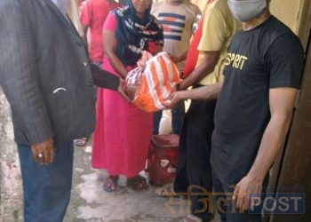 खाद्यान्न सामाग्री बितरण गर्न सन्योजक गुनानन्द महतो घर दैलो मा