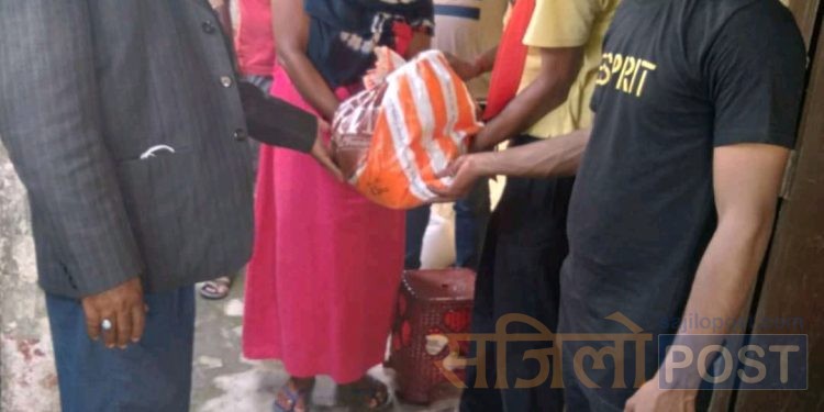 खाद्यान्न सामाग्री बितरण गर्न सन्योजक गुनानन्द महतो घर दैलो मा