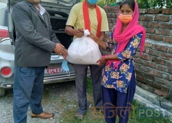 गुनानन्द महतो खाद्यान्न सामाग्री लिएर घर दैलो मा